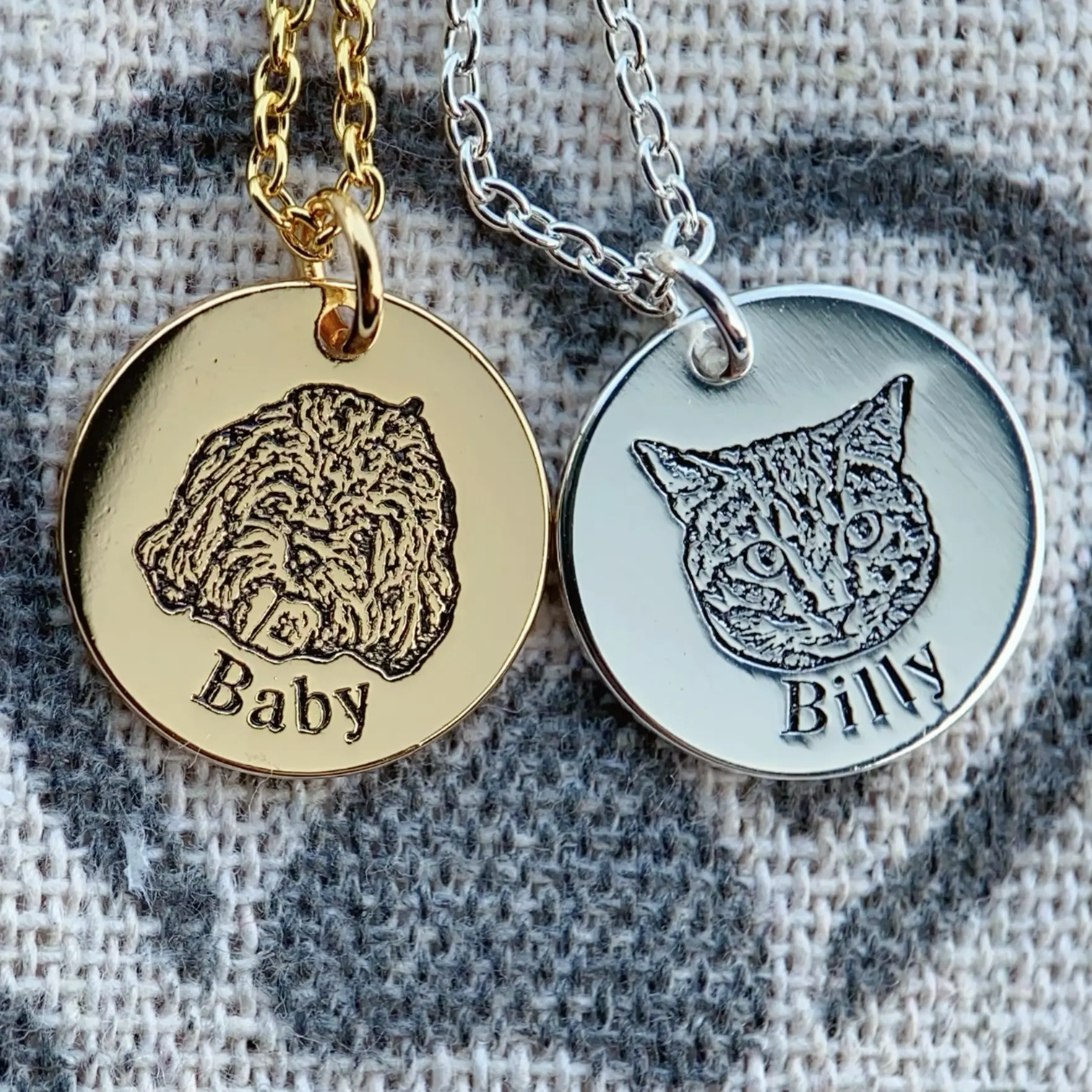 cat_dog_portrait_sketch_engraved_necklace-2.webp