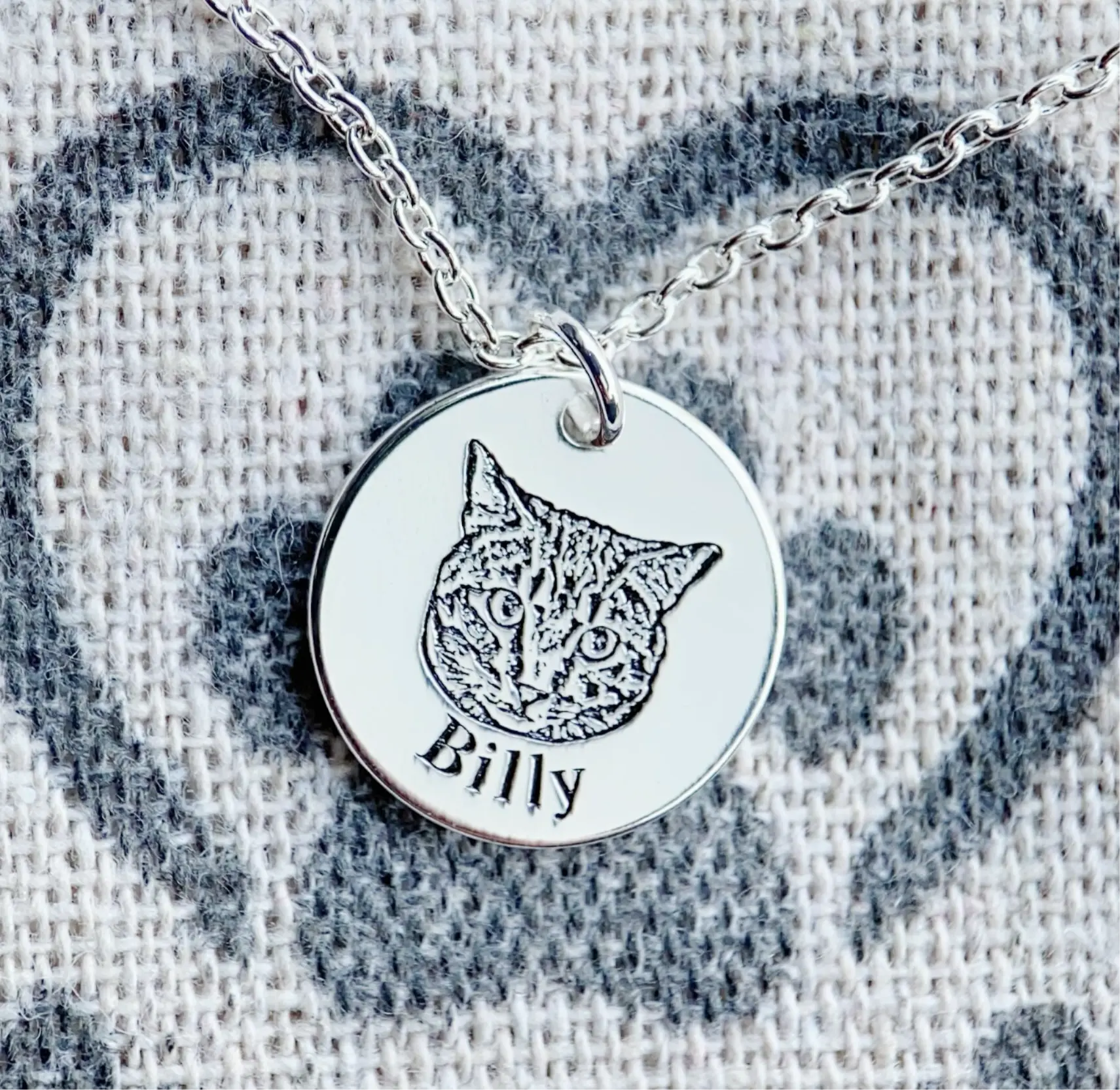 deep-engraved-cat-portrait-necklace.webp